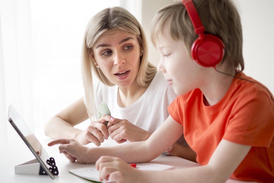 Metoda audiolingwalna co to jest i jak działa w nauce języków?